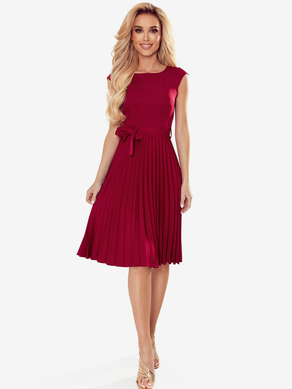 numoco Plissiertes kurzärmeliges Kleid - burgunderrot Numoco LILA