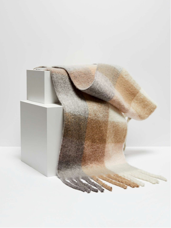Moodo Ein warmer Schal mit zartem Muster