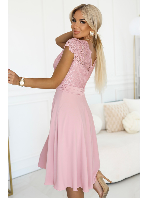 numoco Hellrosa Chiffonkleid mit Spitzenausschnitt
