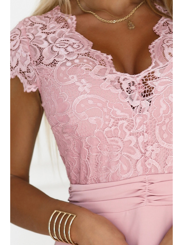 numoco Hellrosa Chiffonkleid mit Spitzenausschnitt