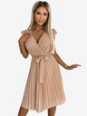numoco Plisseekleid mit Ausschnitt und Rüschen - beige Numoco POLINA