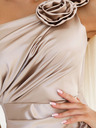 numoco Langes Kleid aus Satin mit einer Schulter und Rosen - beige Numoco AURORA