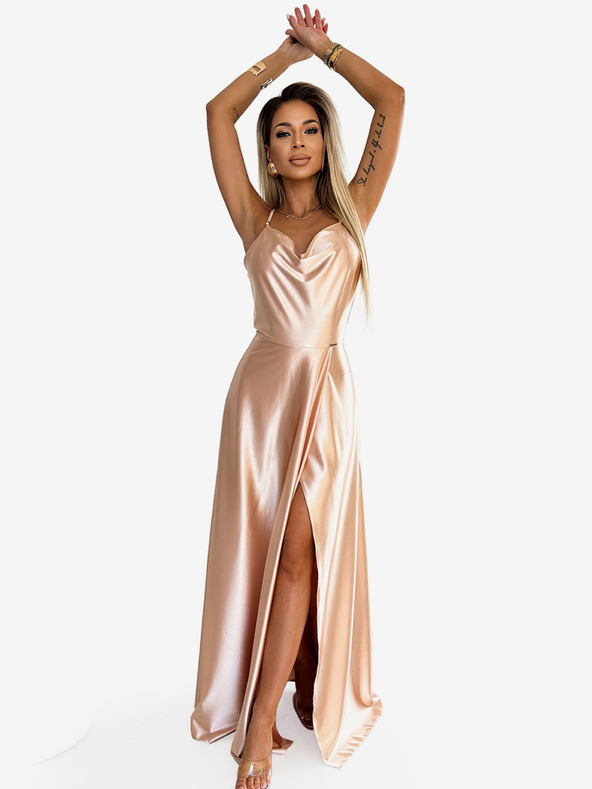 numoco Langes Kleid aus Satin mit exklusivem Ausschnitt auf der Rückseite – Gold Numoco PERLA