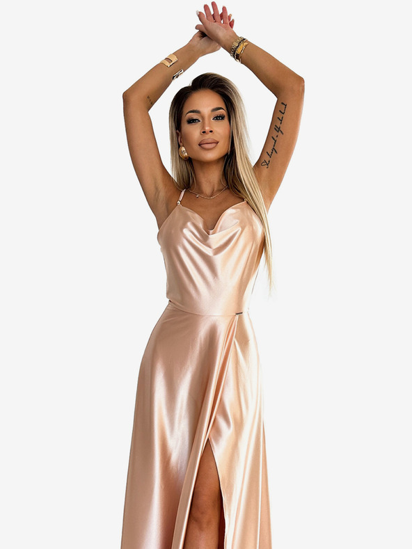 numoco Langes Kleid aus Satin mit exklusivem Ausschnitt auf der Rückseite – Gold Numoco PERLA