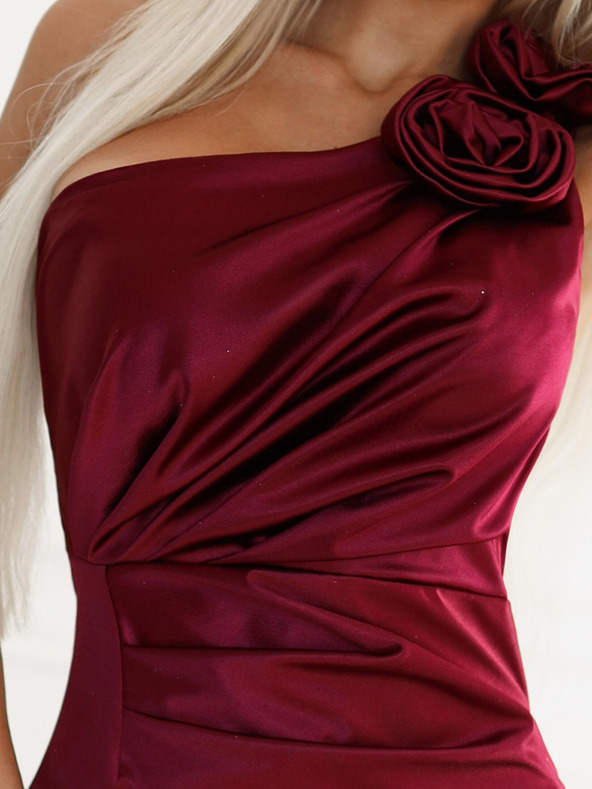 numoco Langes Kleid aus Satin mit einer Schulter und Rosen - bordeauxfarben Numoco AURORA