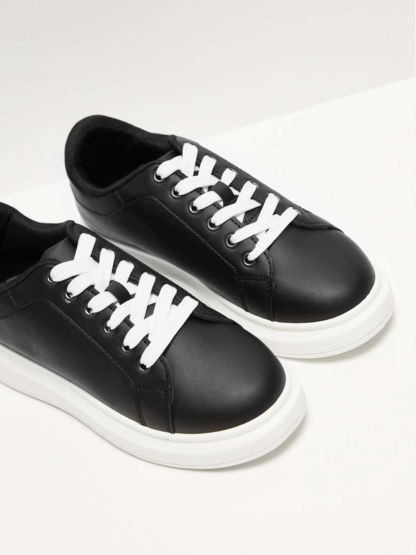 Moodo Schwarze Damen-Turnschuhe aus Leder Moodo