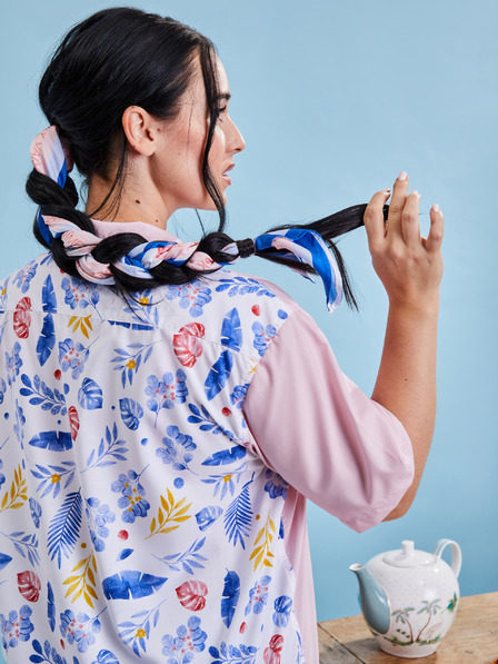 ZOOT.collab Blauer und rosa Damenschal mit Blumenmuster aus der BESKY by ZOOT Kollektion