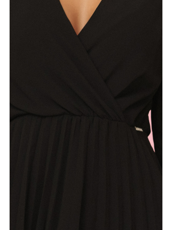 numoco Plissierte ISABELLE Kleid mit langen Ärmeln und Ausschnitt