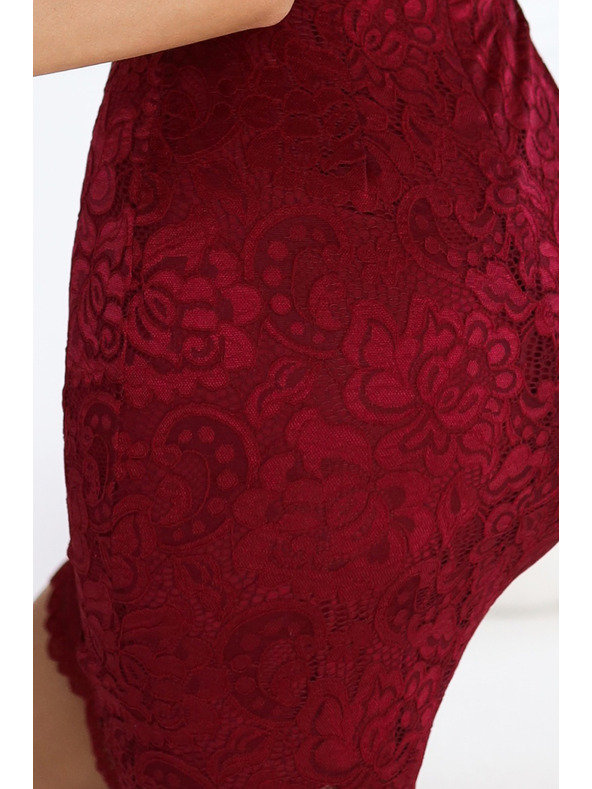 numoco Spitzenkleid mit kurzen Ärmeln und eng anliegend