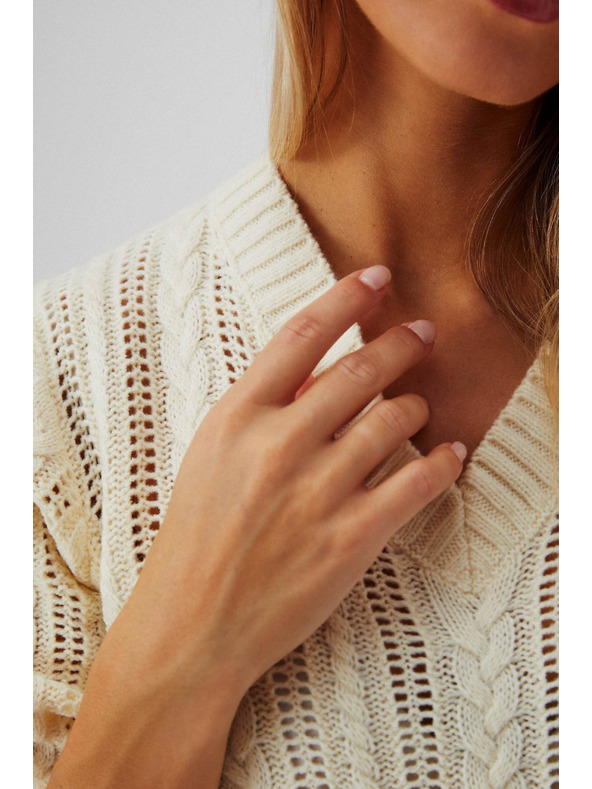 Moodo Cremefarbener Pullover mit Zopfmuster