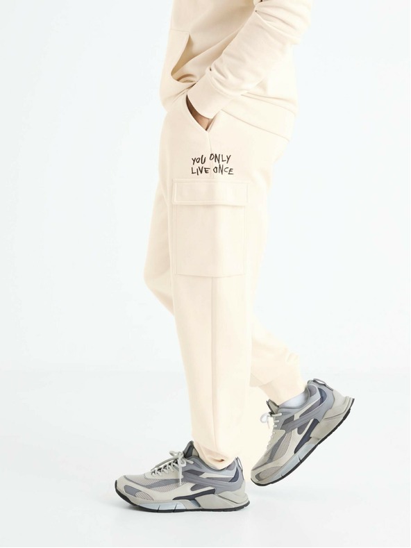 Celio Cremefarbene Herren Sweatpants mit Taschen Celio Boslap