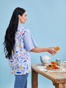 ZOOT.collab Blaues Damenshirt mit geblümtem Rücken aus der BESKY by ZOOT Kollektion