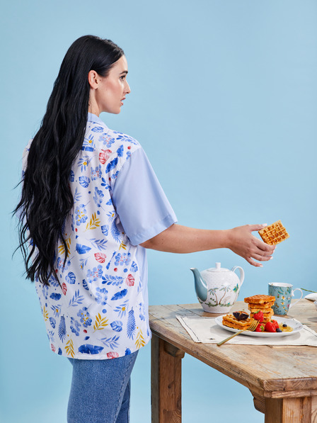 ZOOT.collab Blaues Damenshirt mit geblümtem Rücken aus der BESKY by ZOOT Kollektion