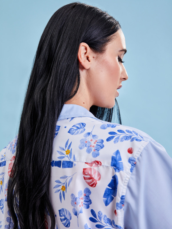 ZOOT.collab Blaues Damenshirt mit geblümtem Rücken aus der BESKY by ZOOT Kollektion