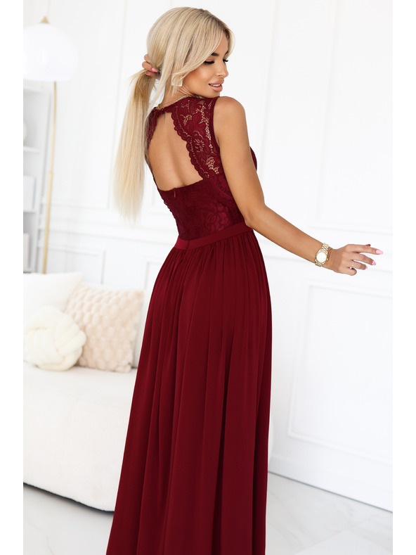 numoco Langes Kleid LEA mit Spitzenausschnitt und Schlitz - weinrot