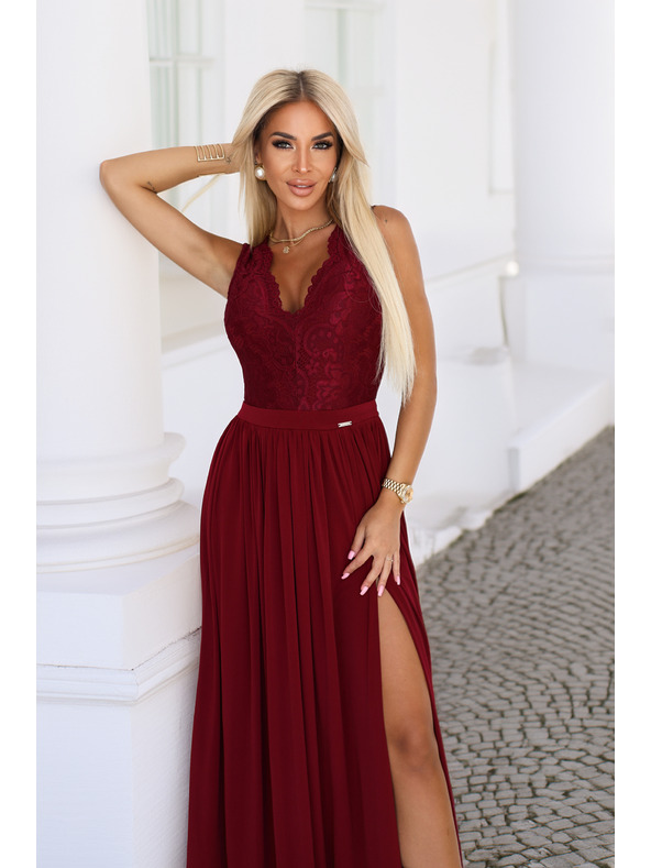 numoco Langes Kleid LEA mit Spitzenausschnitt und Schlitz - weinrot