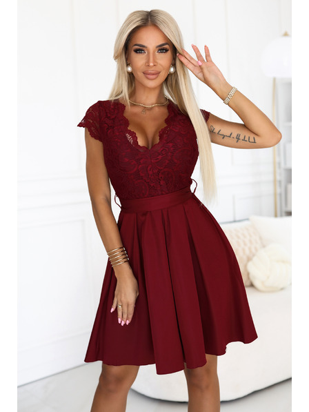 numoco Spitzenkleid ANNA mit Ausschnitt und ausgestelltem Rock - weinrot