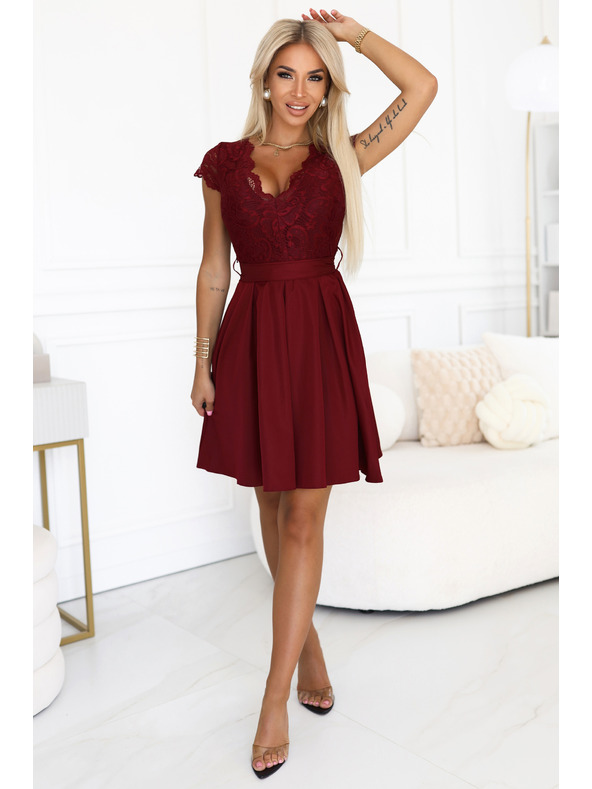 numoco Spitzenkleid ANNA mit Ausschnitt und ausgestelltem Rock - weinrot