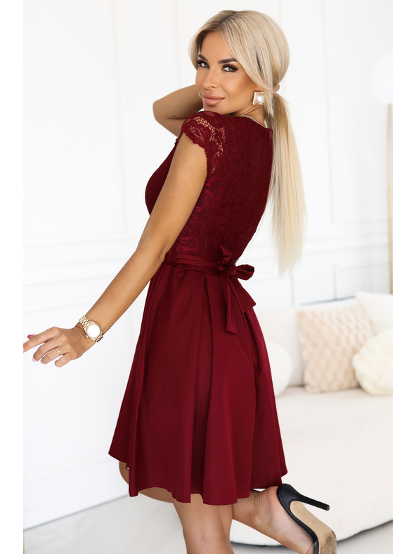 numoco Spitzenkleid ANNA mit Ausschnitt und ausgestelltem Rock - weinrot