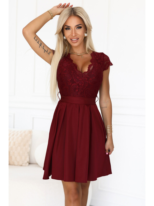 numoco Spitzenkleid ANNA mit Ausschnitt und ausgestelltem Rock - weinrot