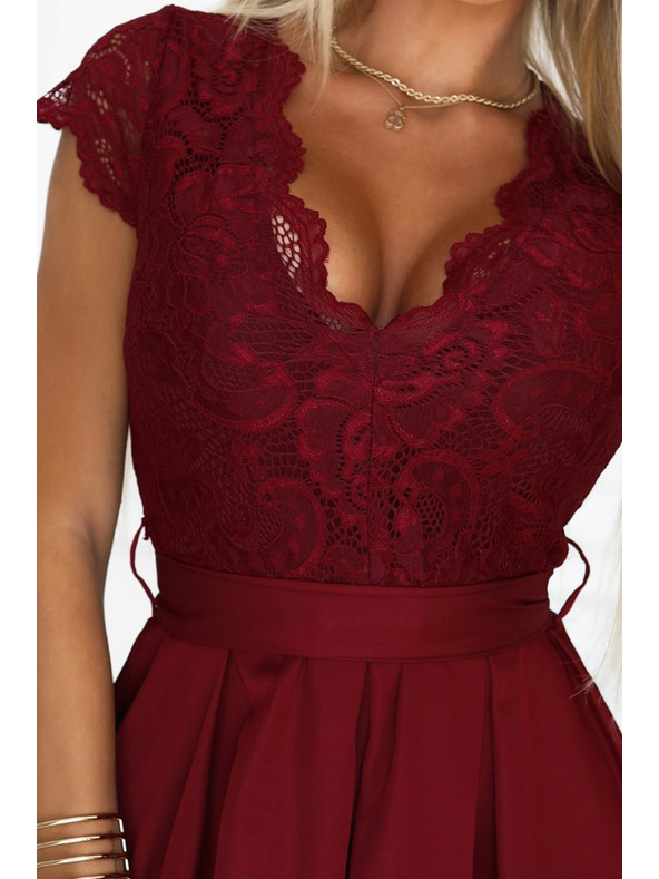 numoco Spitzenkleid ANNA mit Ausschnitt und ausgestelltem Rock - weinrot