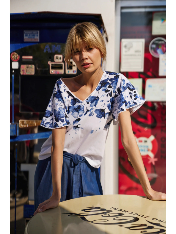 Moodo Weiße Bluse mit blauen Blumen