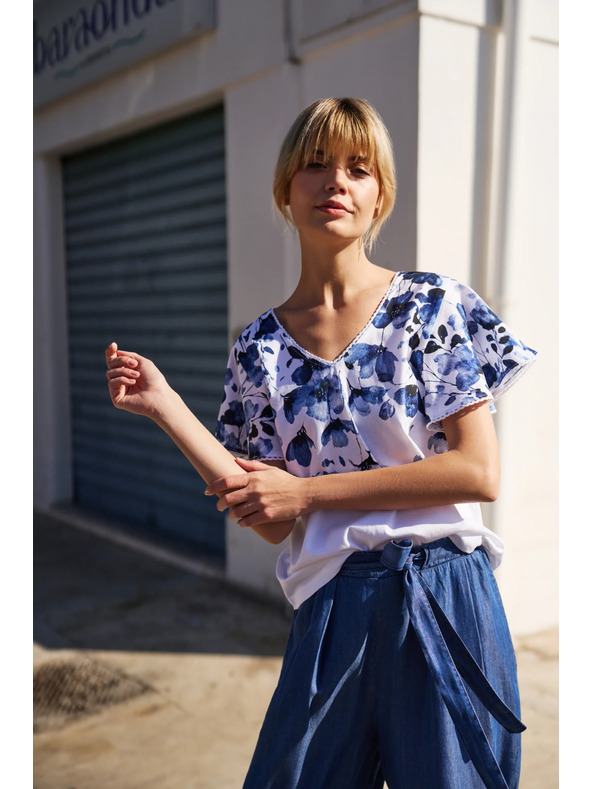 Moodo Weiße Bluse mit blauen Blumen