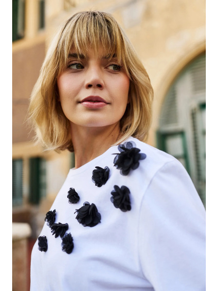 Moodo Weiße Bluse mit schwarzen Blumen