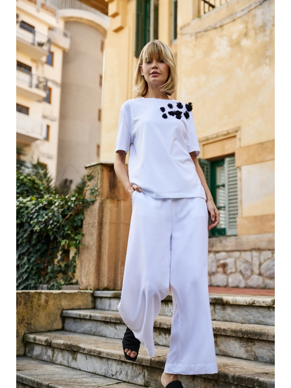 Moodo Weiße Bluse mit schwarzen Blumen