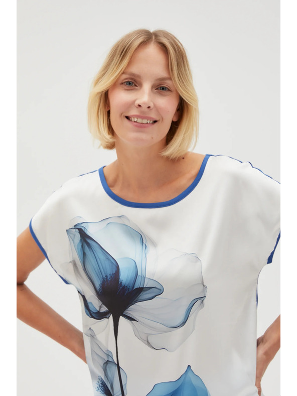 Moodo Weiße Damenbluse mit blauen Blumen