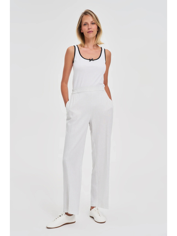 Moodo Weißes Damen-Top mit schwarzem Saum