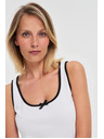 Moodo Weißes Damen-Top mit schwarzem Saum