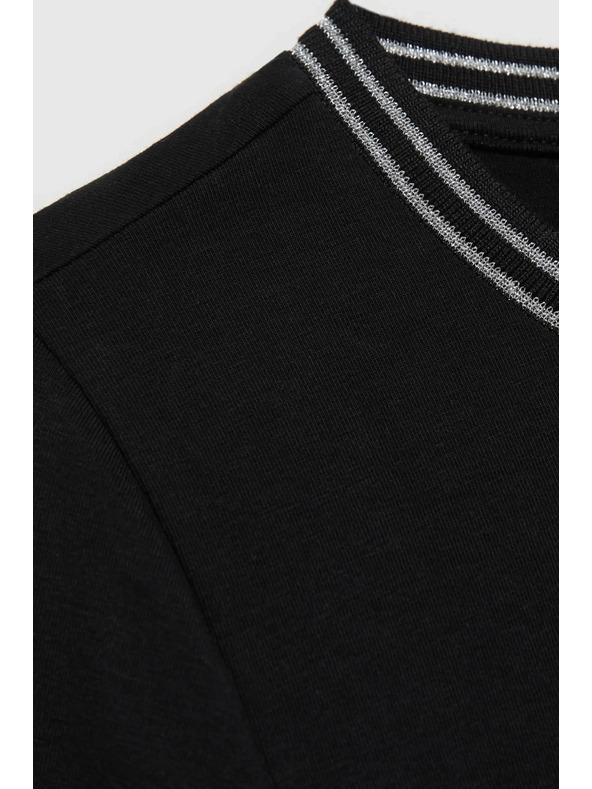 Moodo Schwarzer Top mit Kontrastbordüre Moodo