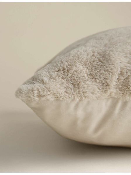 Marks & Spencer Außergewöhnlich weicher Kissenbezug aus Kunstfell von Marks & Spencer cremeweiß