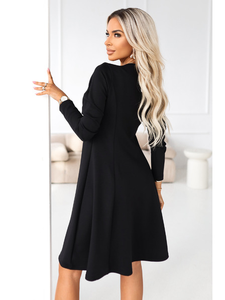numoco IVANA bequemes trapezförmiges Kleid mit Ausschnitt und langen Ärmeln - schwarz