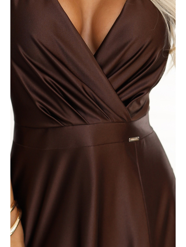 numoco CRYSTAL Seiden-Maxikleid mit Ausschnitt - Schokolade