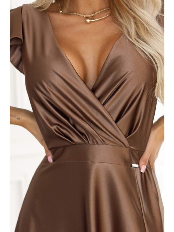 numoco CRYSTAL Seiden-Maxikleid mit Ausschnitt - Mocha Mousse