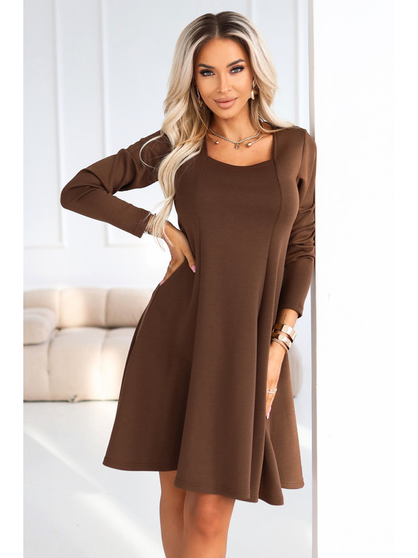 numoco IVANA bequemes Trapezkleid mit Ausschnitt und langen Ärmeln - Schokolade