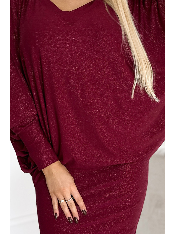 numoco Fledermauskleid mit Ausschnitt - weinrot mit Glitzer