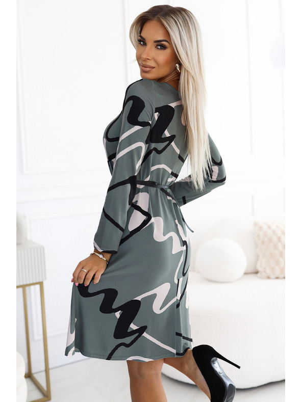 numoco Trapezförmiges Strickkleid mit Gürtel - olivgrün mit schwarz-beigem Muster