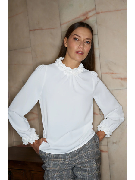 Moodo Weißes Hemd mit dekolletem Ausschnitt Moodo