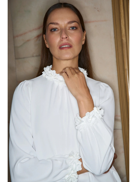 Moodo Weißes Hemd mit dekolletem Ausschnitt Moodo