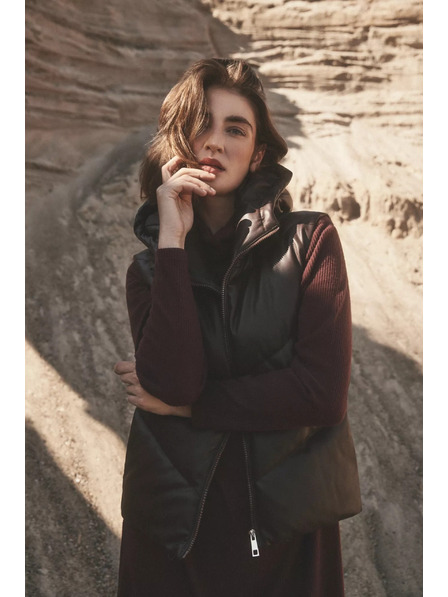 Moodo Gesteppte Weste mit Kapuze in Braun Moodo