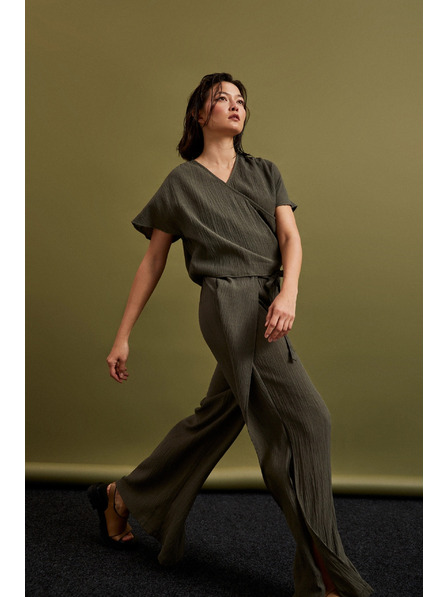 Moodo Olivfarbene Hose mit weiten Beinröhren und Gummibund Moodo