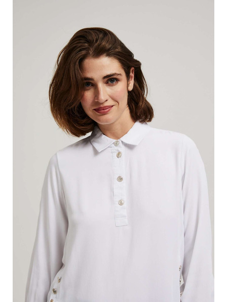 Moodo Weiße Bluse mit dekorativen Knöpfen am Ausschnitt und an den Ärmeln von Moodo