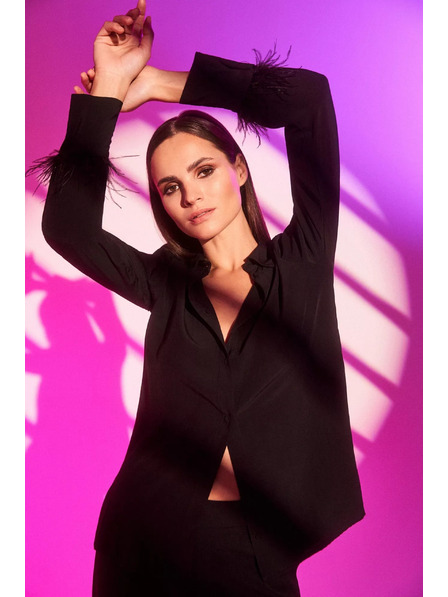 Moodo Bluse mit dekorativen Federn an den Ärmeln Moodo