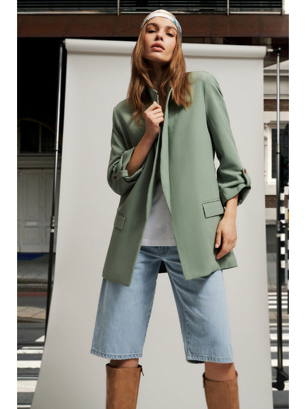 Moodo Blazer mit hochgekrempelten Ärmeln in Olivgrün von Moodo