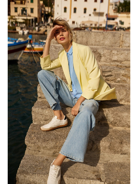 Moodo Sakko mit hochgekrempelten Ärmeln gelb Moodo