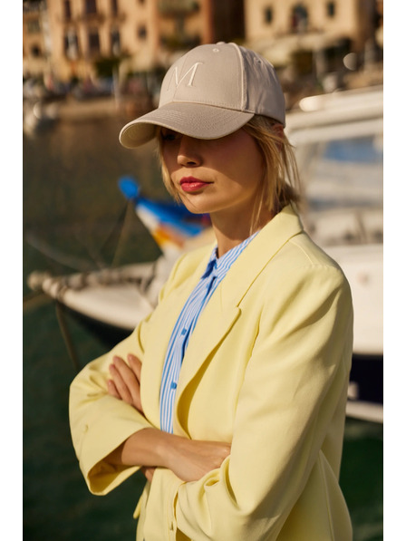 Moodo Sakko mit hochgekrempelten Ärmeln gelb Moodo