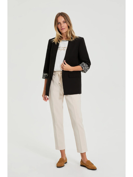 Moodo Schwarzer Blazer mit dekorativen Manschetten von Moodo